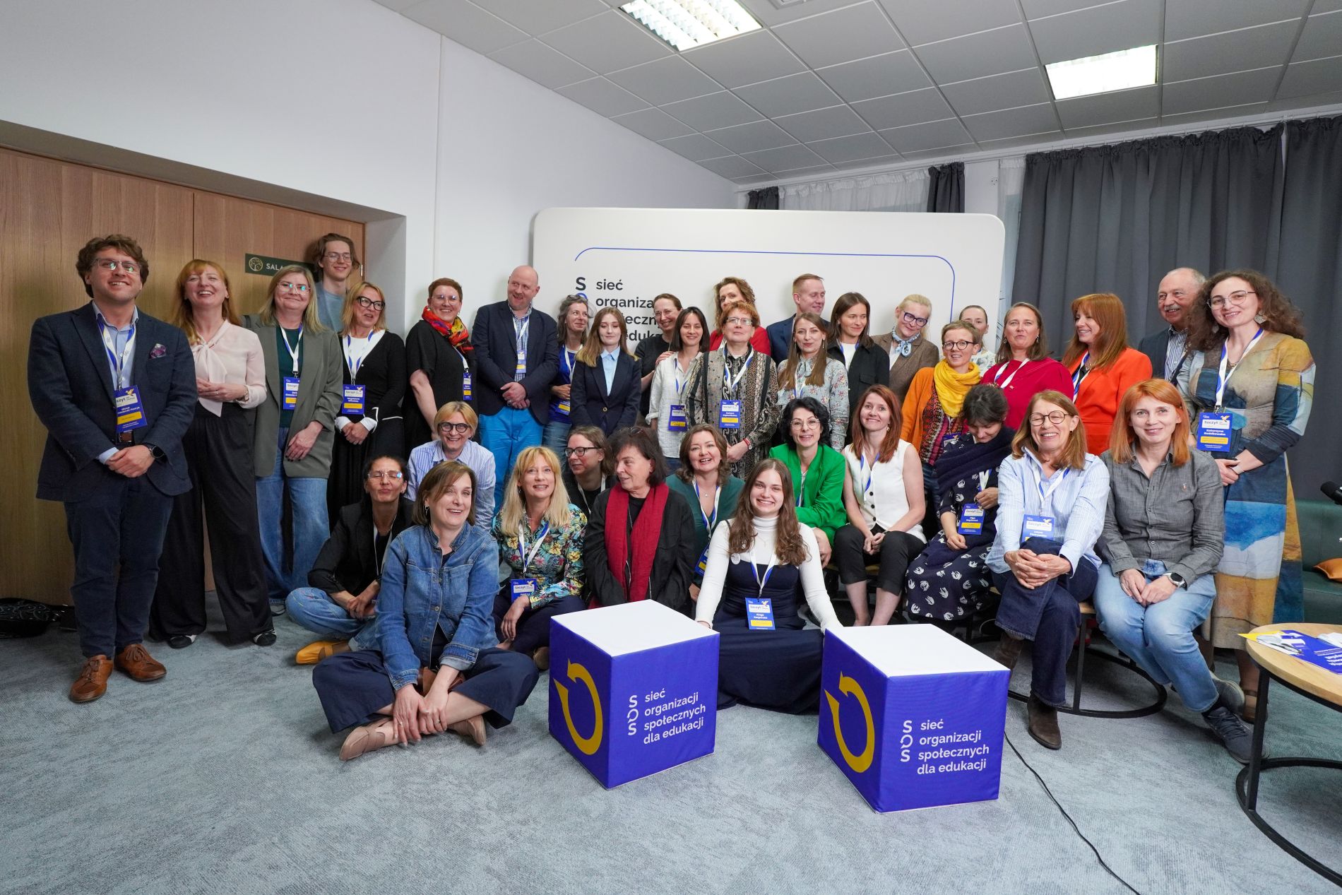 Grupowe zdjęcie uczestników konferencji SOS dla Edukacji w Konstancinie.